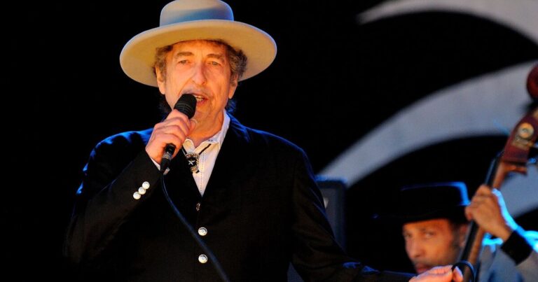 Bob Dylan fans say there's 'obvious tension' in famous