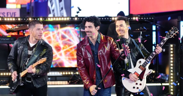 Jonas Bros NYE performance leaves fans distracted