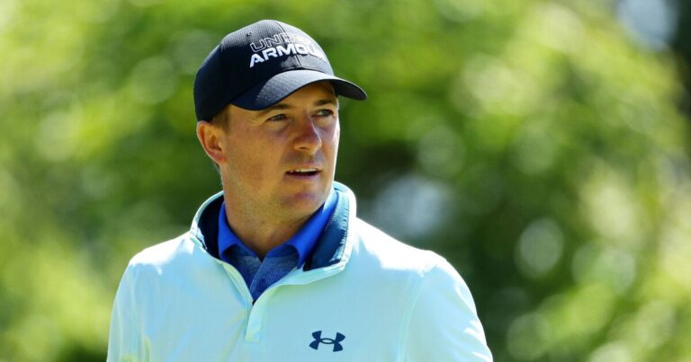 Jordan Spieth forced to watch caddie briefly work