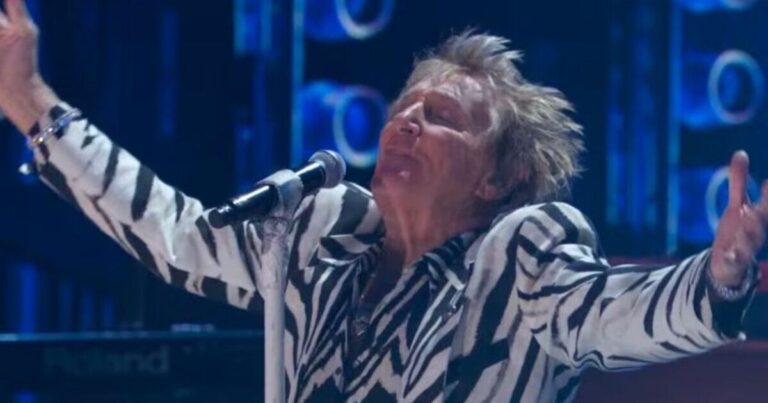 Rod Stewart made fans marvel with 'forever young'