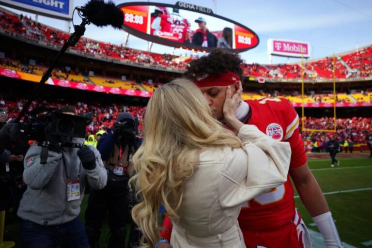 Brittany Mahomes kisses Patrick ahead of | Sports News