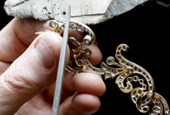 95-Year-Old AZ Widower Crafts Earrings to Honor