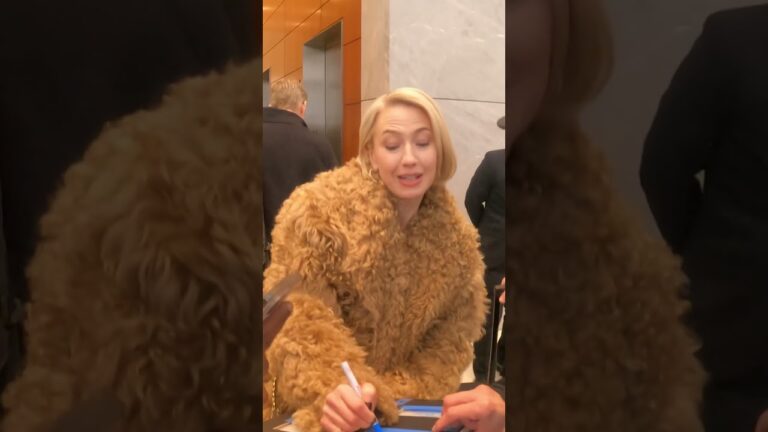 Carrie Coon does autographs for fans #siriusxm