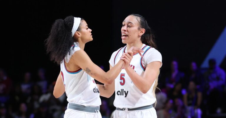 Dearica Hamby helps spur Sparks teammate Rae