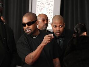 Kanye West cozies up to Elon Musk after