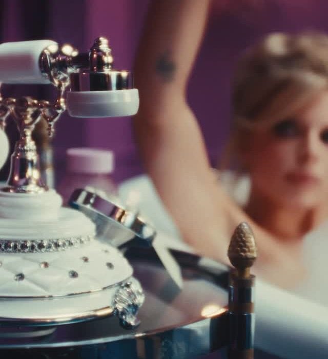 Julia Fox Teases Wild Collab With Kourtney | Gossip Wire News