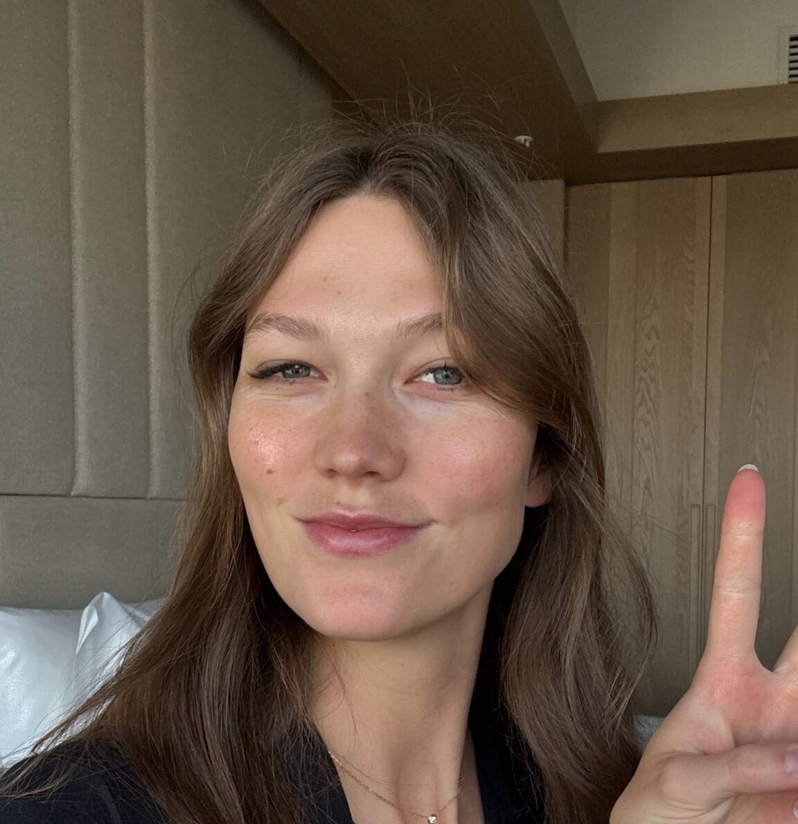 Karlie Kloss Shows Off Flawless Skin While | Gossip Wire News