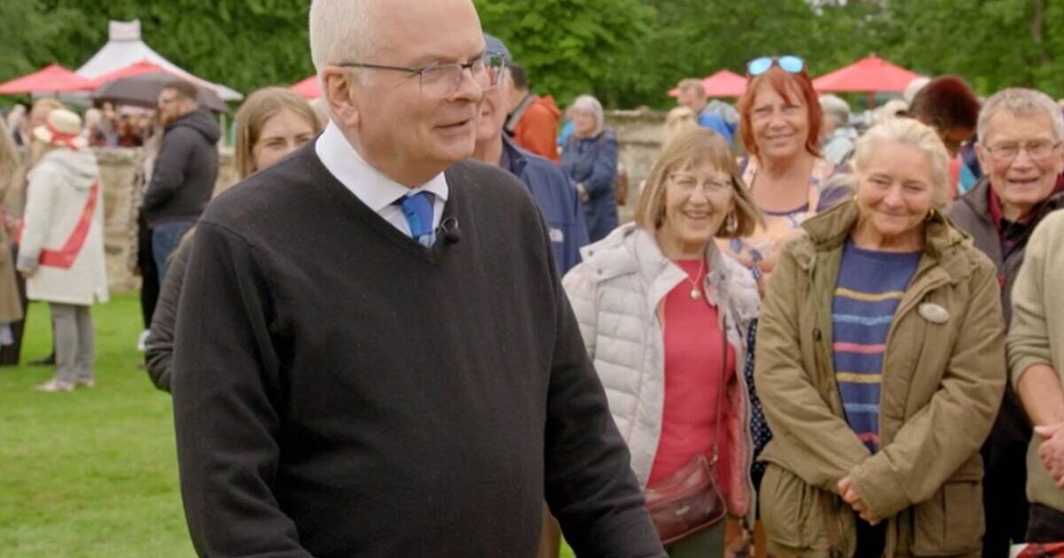 Antiques Roadshow expert jokes he's 'redundant' | TV Shows