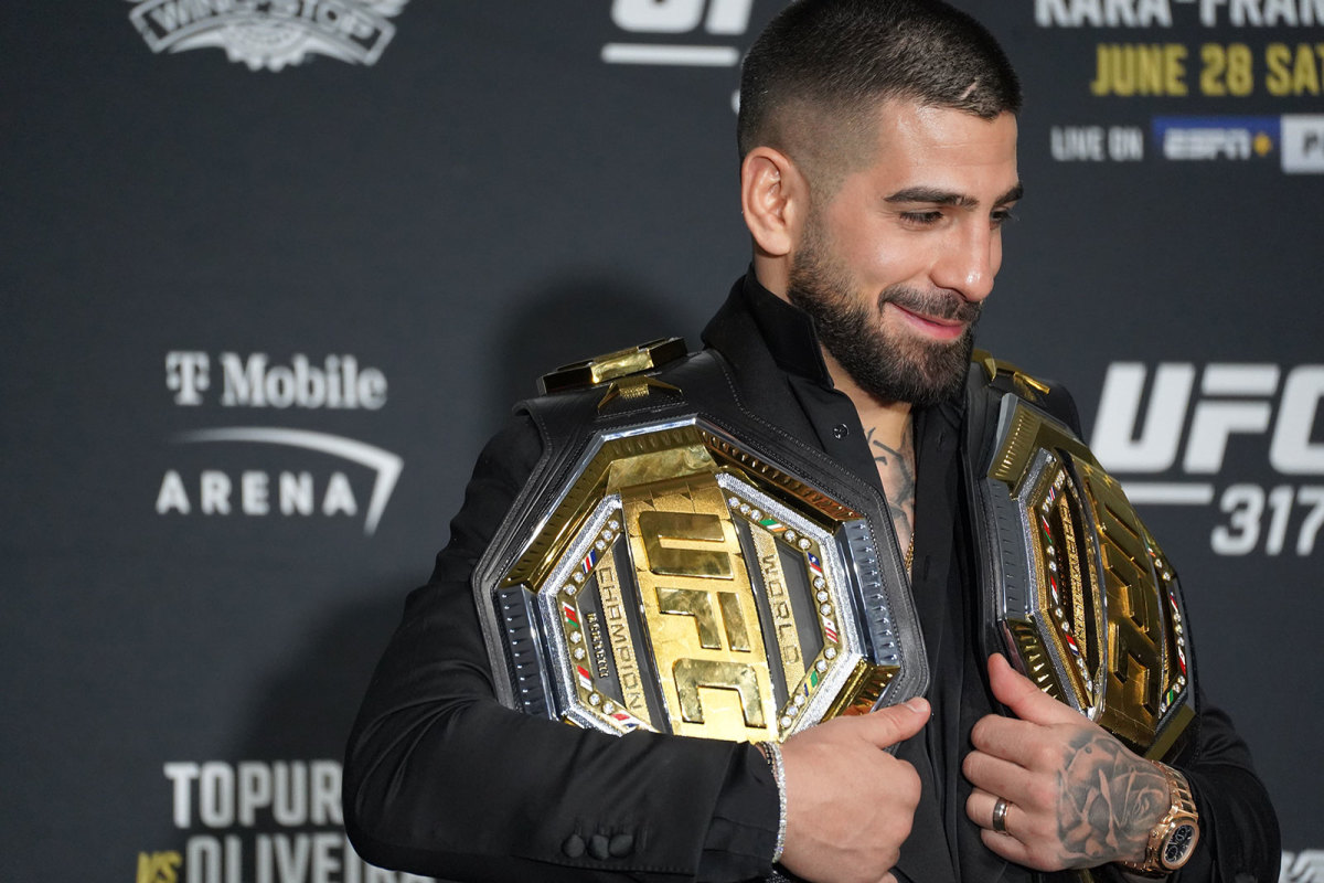 Ilia Topuria knocks out Charles Oliveira in UFC