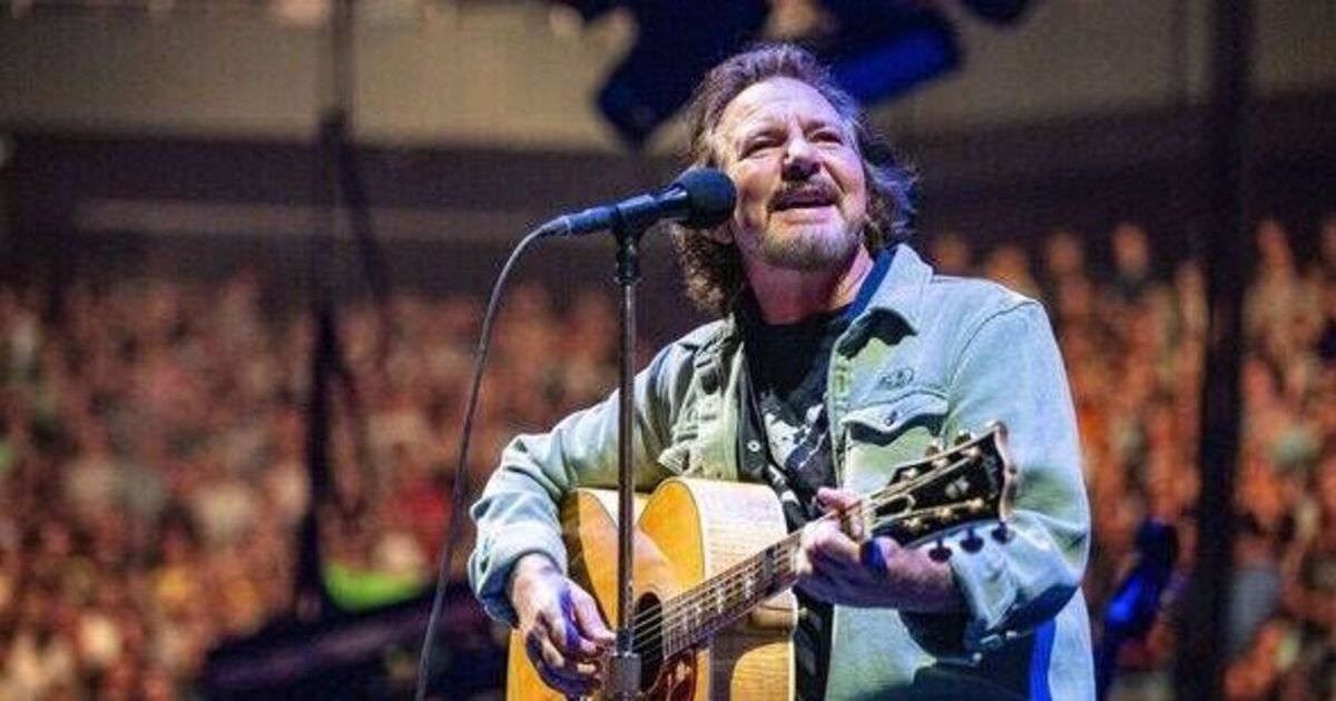 Pearl Jam's Eddie Vedder replaced by music legend on | Music News