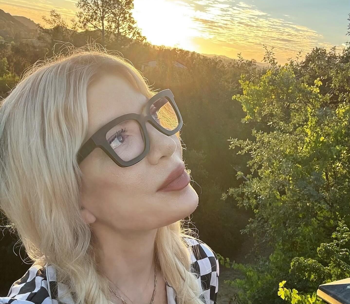 Tori Spelling Shares Dreamy Sunset Moment And Fans | Gossip Wire News