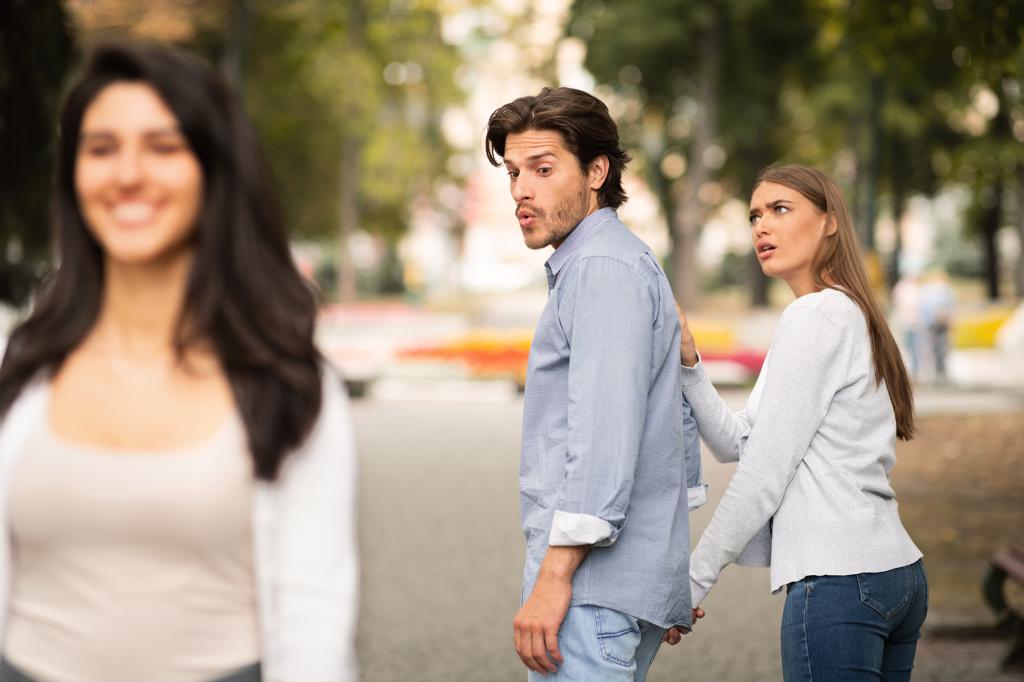 My boyfriend won't stop looking at other women | Lifestyle News