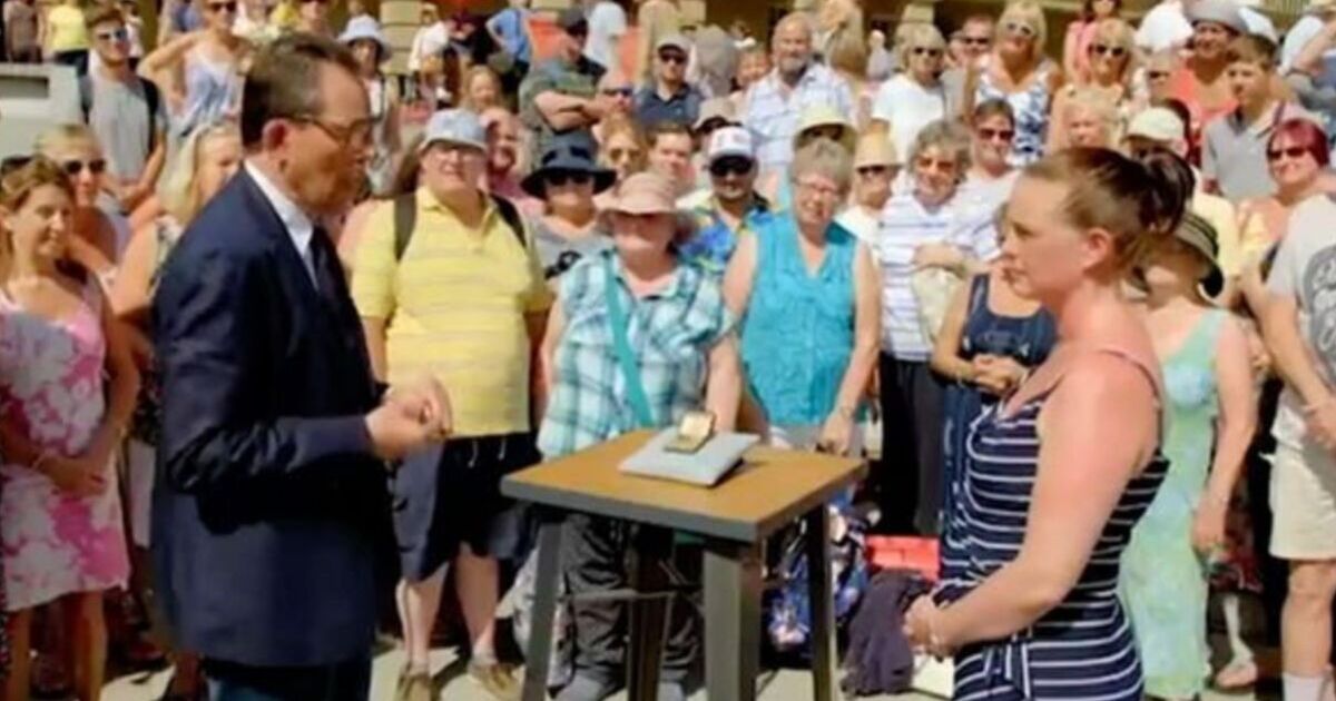 Antiques Roadshow expert marvels at 'worthless' | TV Shows