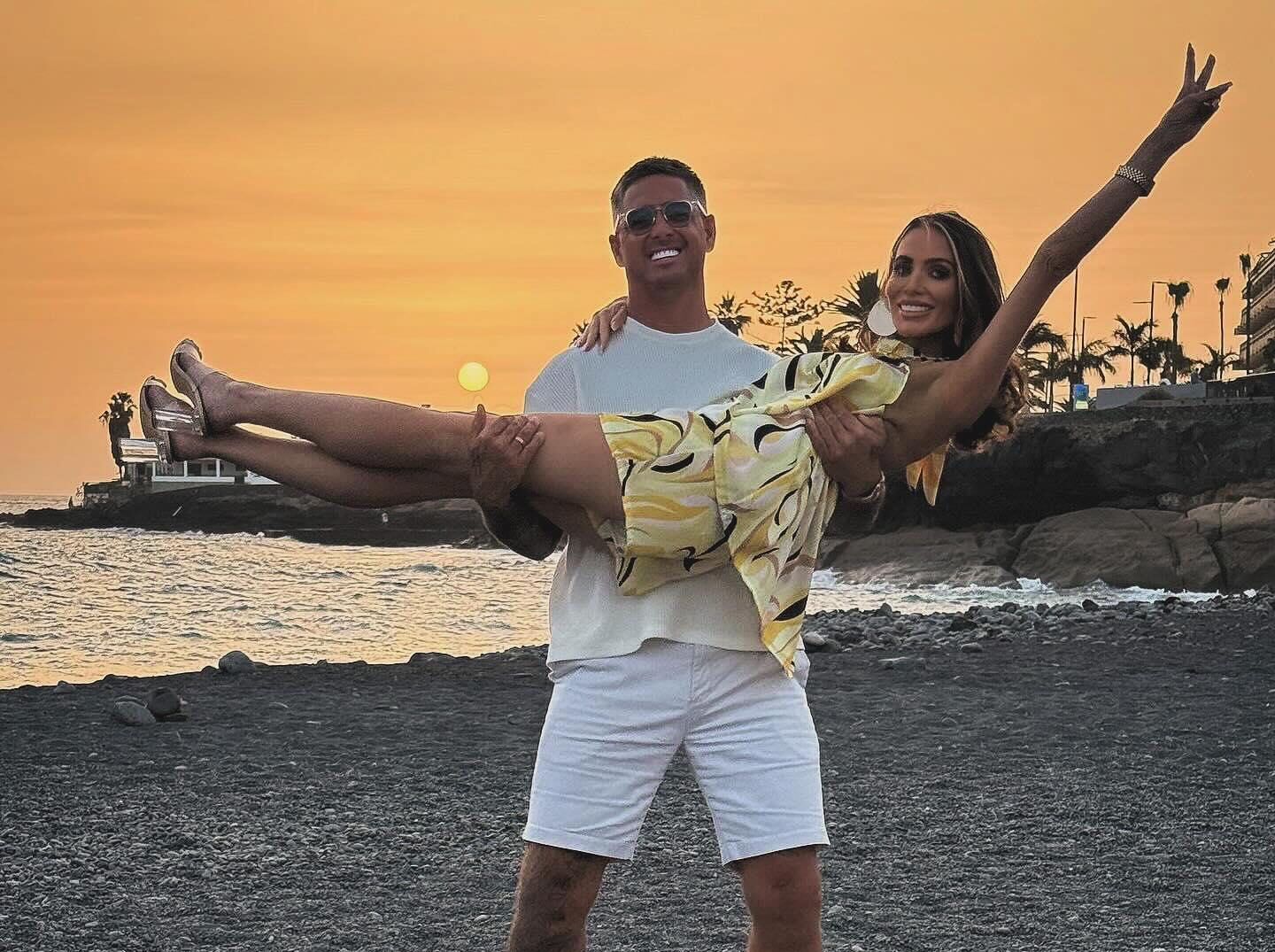 Billy Delbosq And Amy Childs Share Romantic Beach | Gossip Wire News