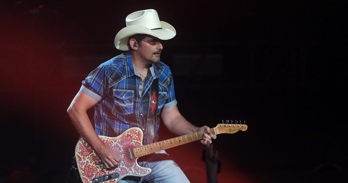 Country music star forced to halt concert after | Music News