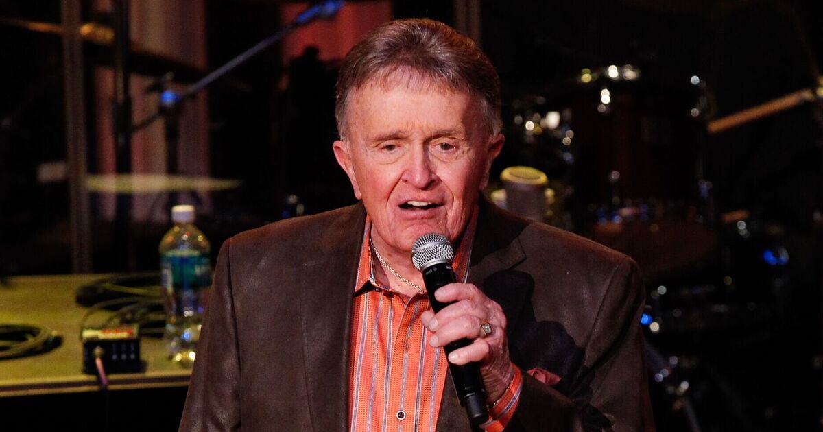 Country singer 'unable to walk' after horror injury - | Music News