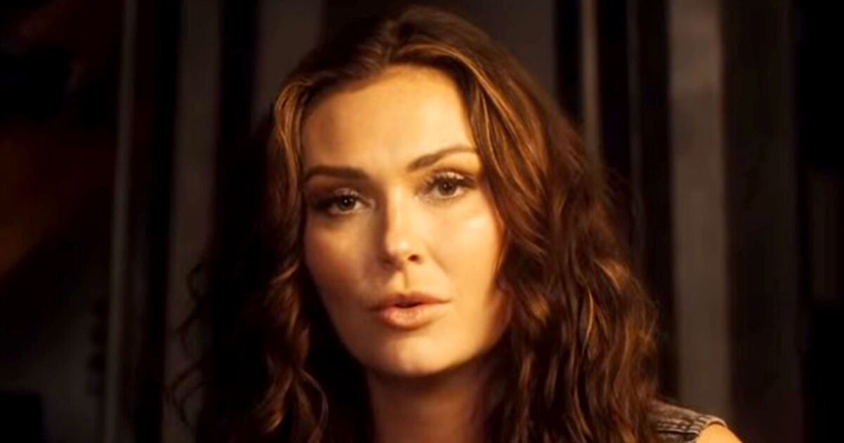 Country star tears up as she sings about divorce | Music News