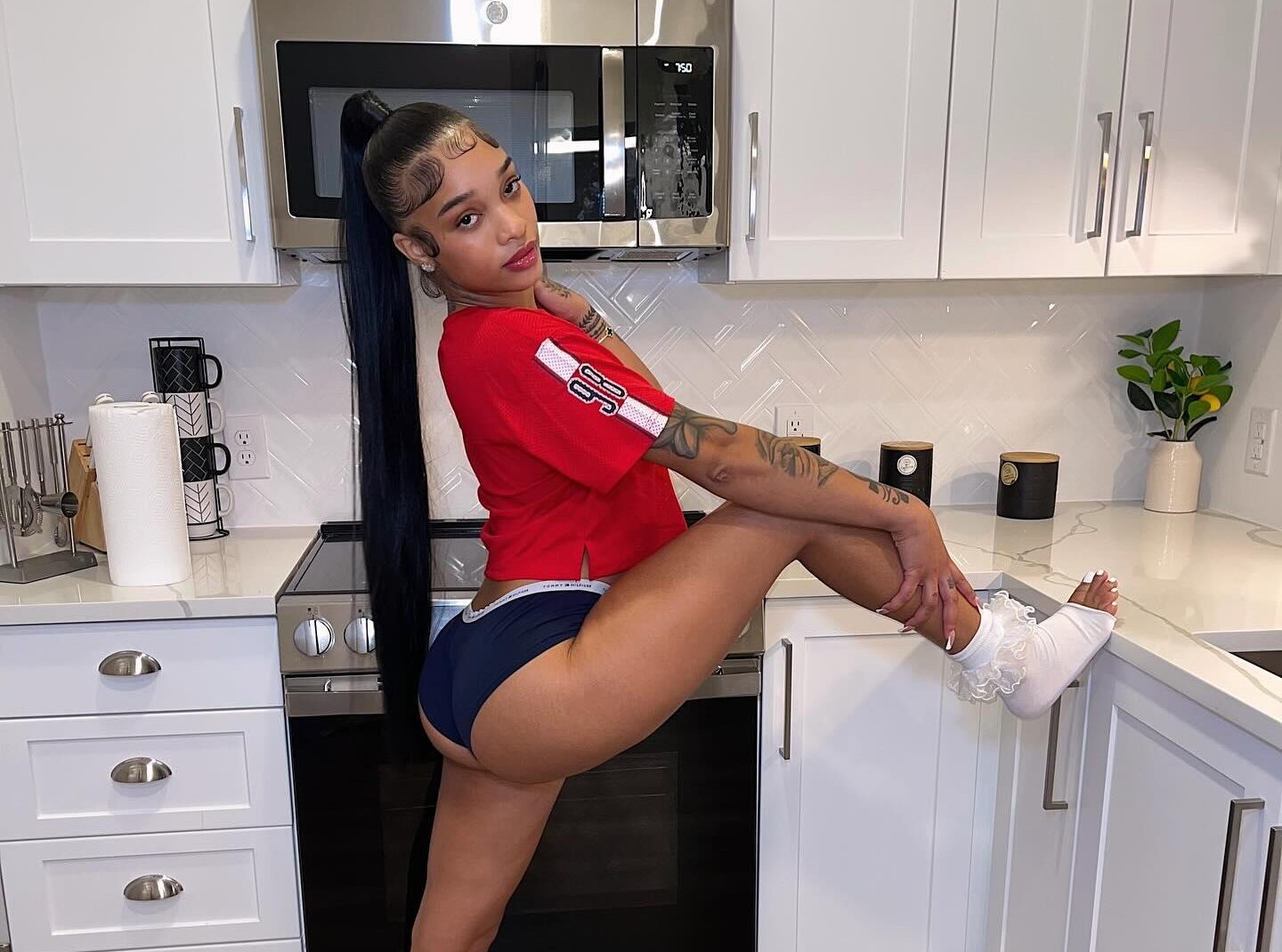 Da Animal Flaunts Natural Beauty In Chic Kitchen | Gossip Wire News