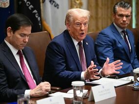 Fox News bizarrely halts for breaking news as | Latest US News