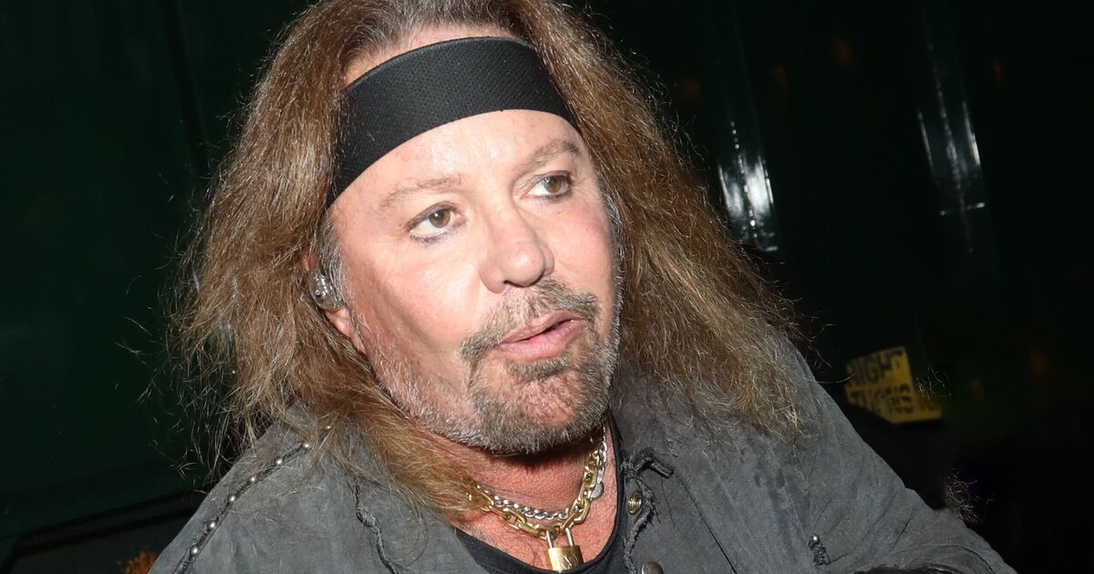 Iconic rocker Vince Neil's 'painful' performance sparks | Music News