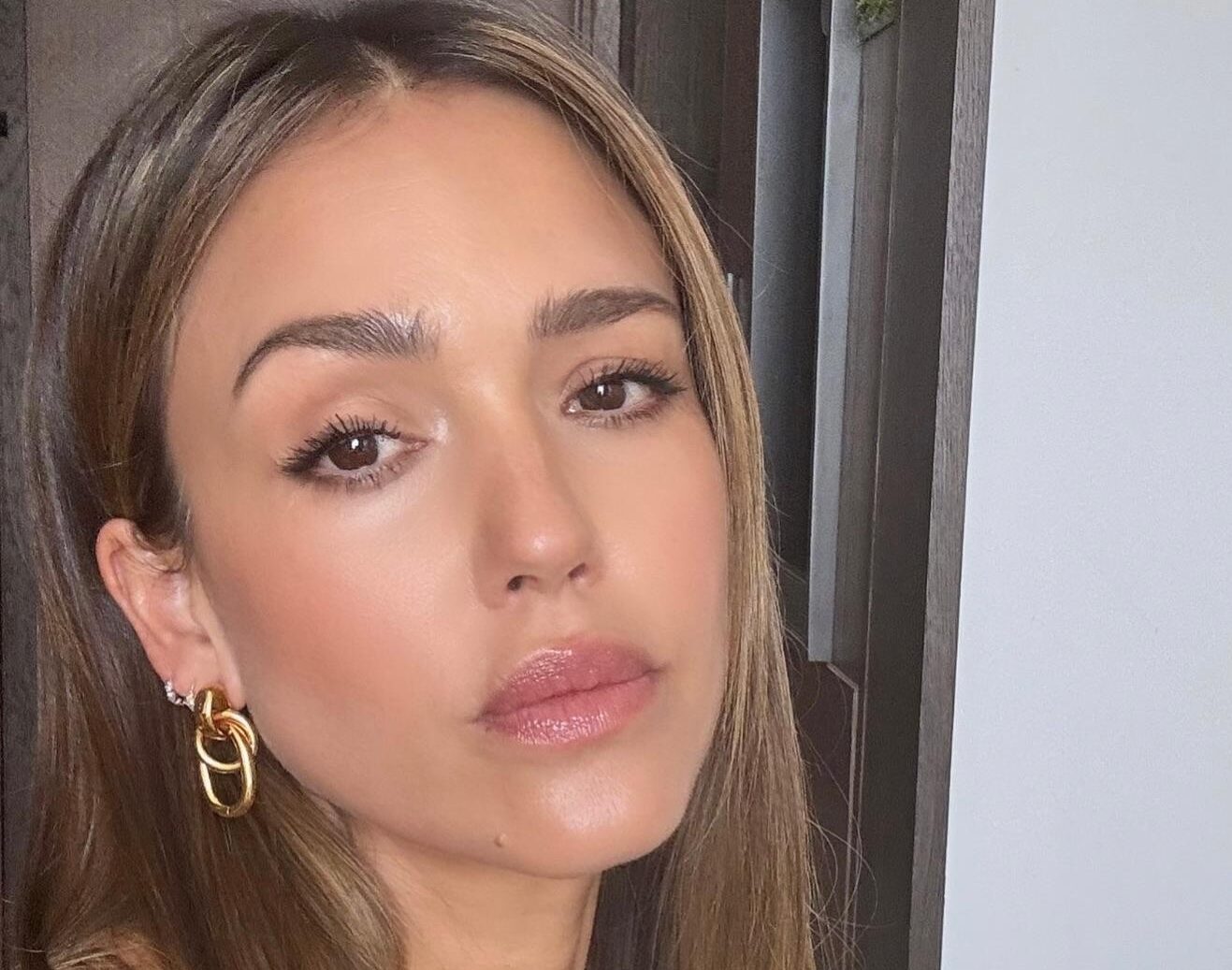 Jessica Alba Bids Summer Farewell With A Casual | Gossip Wire News