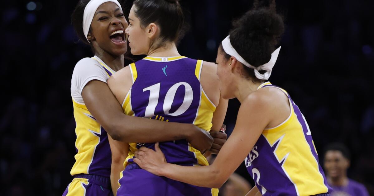 Kelsey Plum sinks buzzer-beater as Sparks win