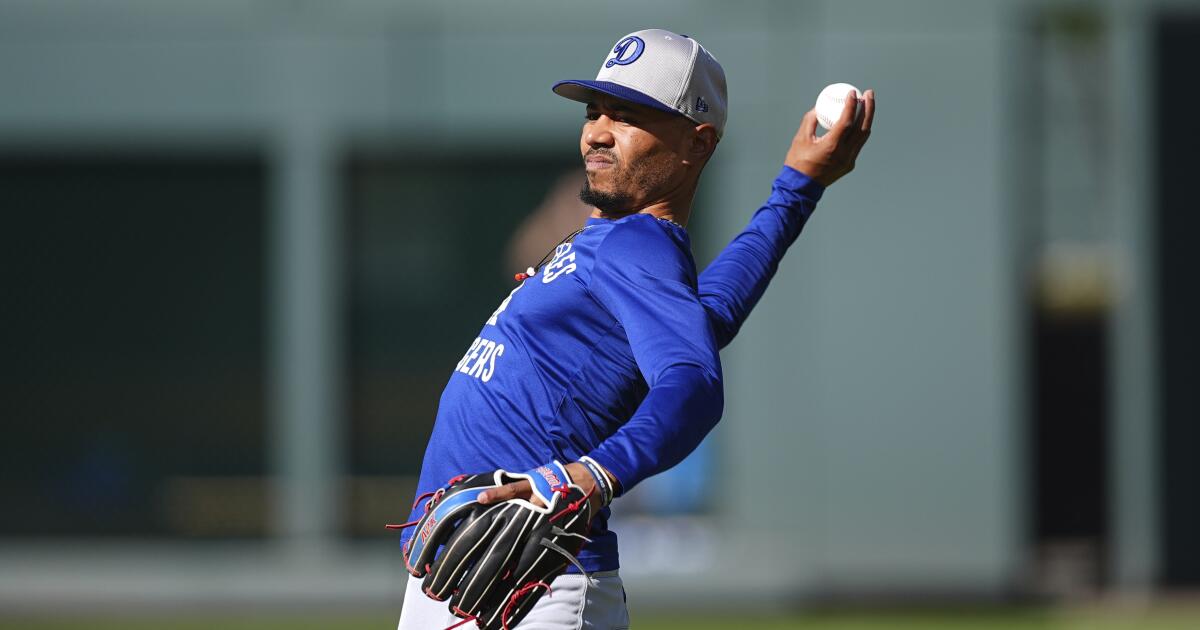 Mookie Betts stays at shortstop in Dodgers