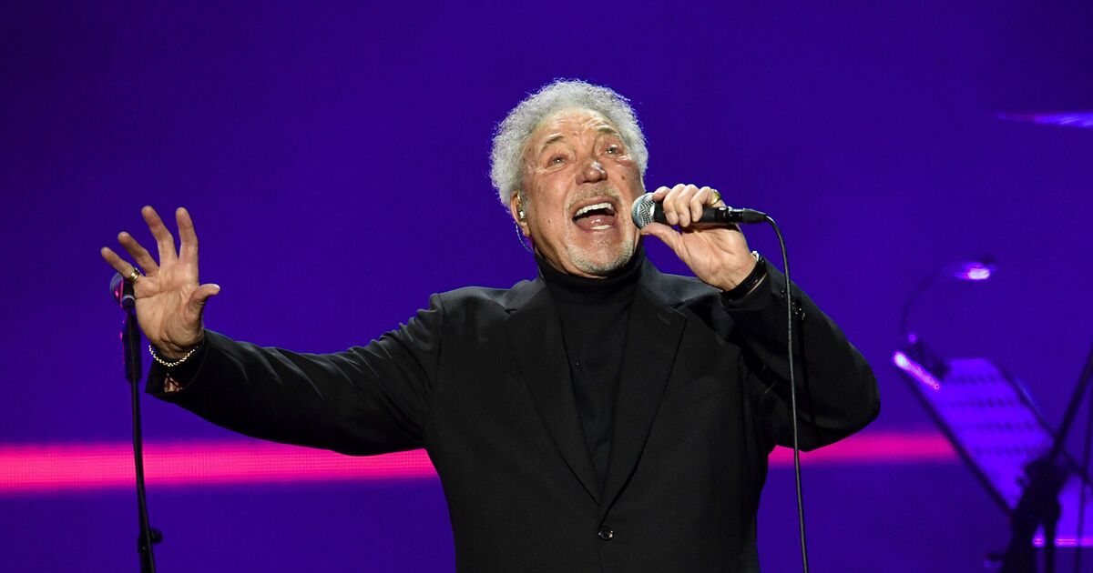 Sir Tom Jones booed as he slams 'man' who banned | Music News
