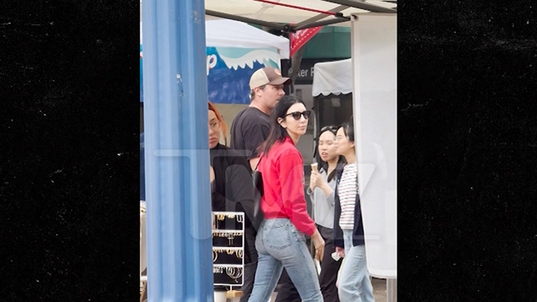 Armie Hammer Grabs Lunch, Walks Through