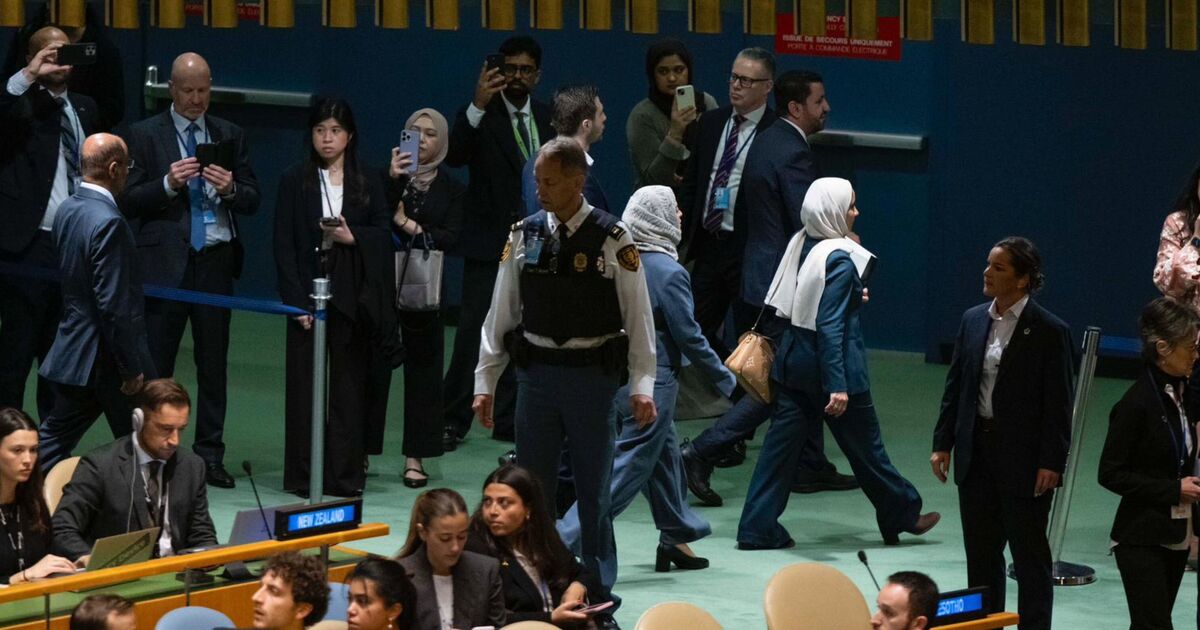 Benjamin Netanyahu humiliated as delegates walk | Political News