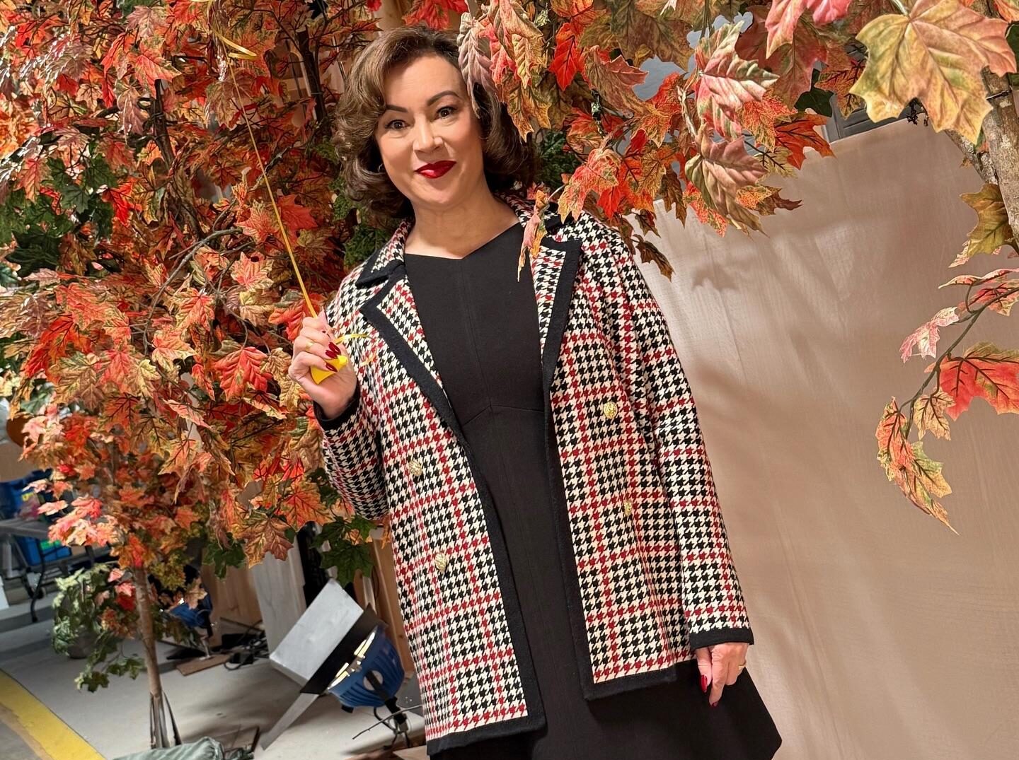 Jennifer Tilly Embraces Autumn Style With Festive | Gossip Wire News