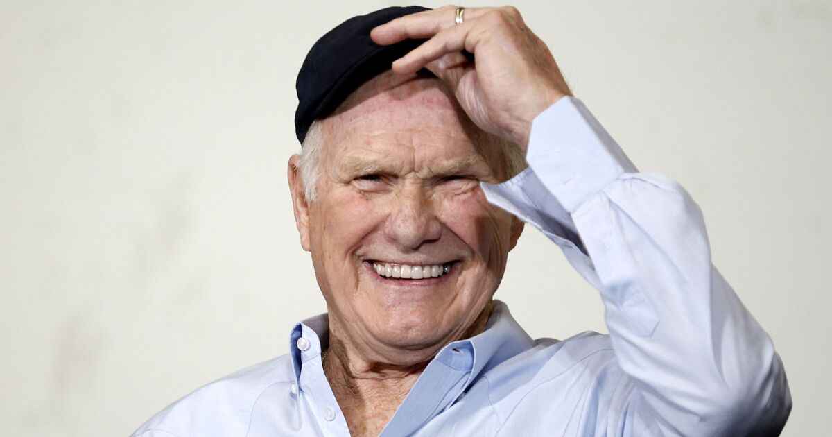 Terry Bradshaw celebrates winning over £100,000 on | NFL News