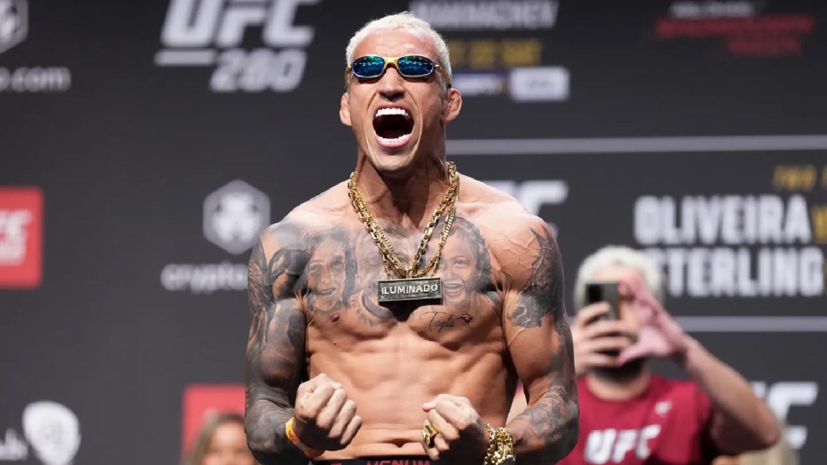 Charles Oliveira taps out Mateusz Gamrot in UFC