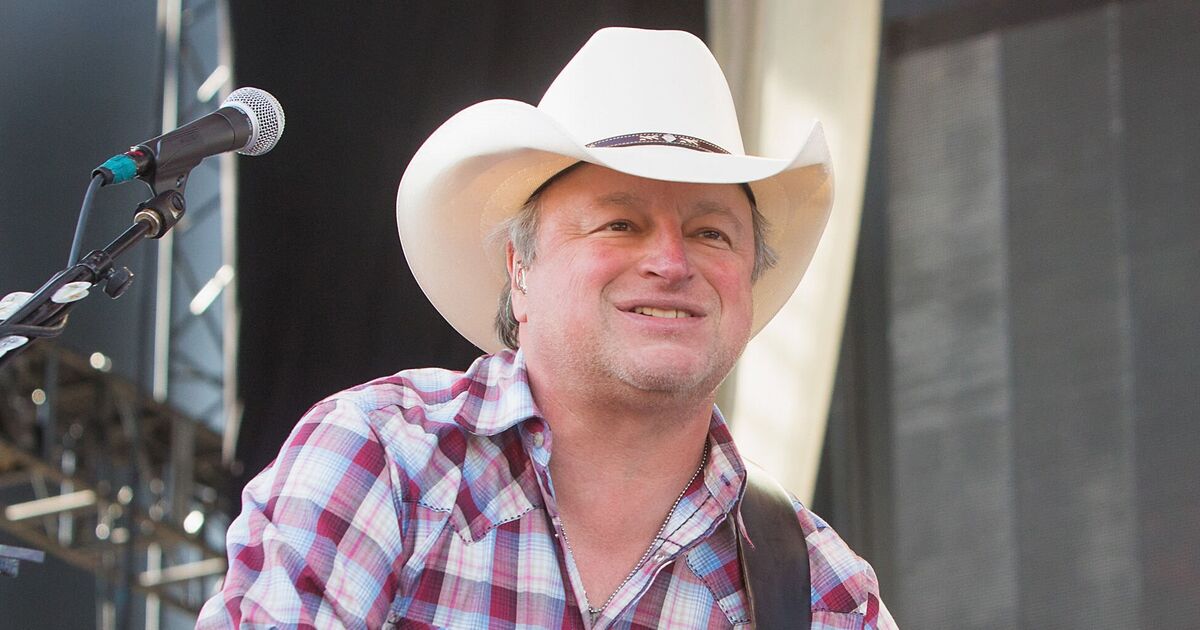 Country music legend rushed to hospital moments before | Music News
