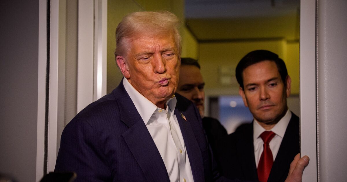 White House hits back at 'buffoon' Chris Murphy