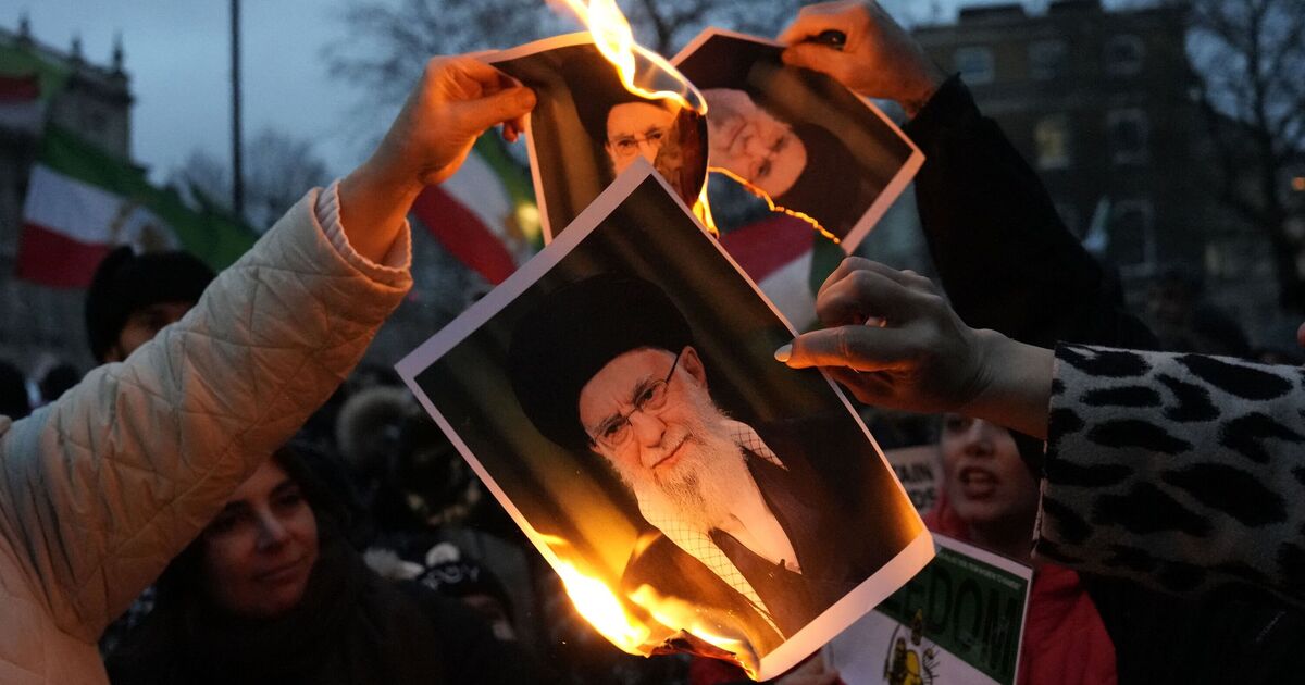Protesters burn Khamenei protrait as Iran flips