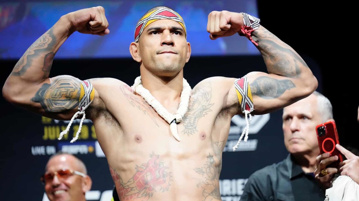 Alex Pereira vacates UFC light heavyweight title;