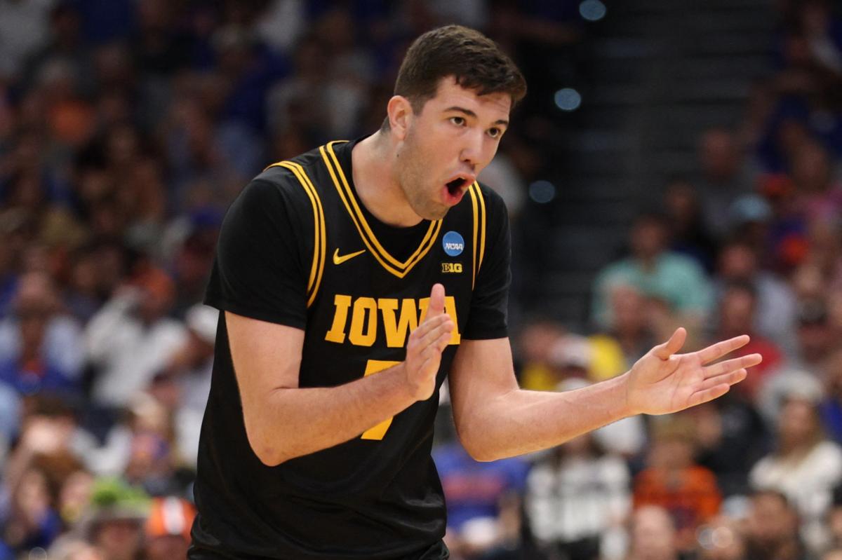 Iowa stuns Florida as first No. 1 seed falls in | Sports News
