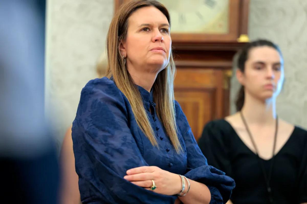 Sarah Huckabee Sanders flipped off, tossed out of | Gossip Wire