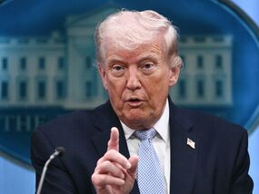 Fox News host's telling facial expression goes | Latest US News