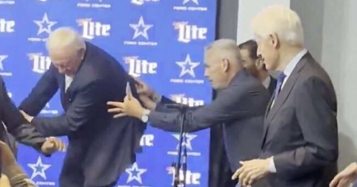 Jerry Jones almost falls off stage as Bill Clinton | Golf News