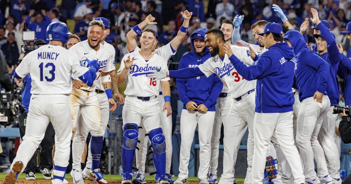 Max Muncy caps his 3-homer night with walk-off