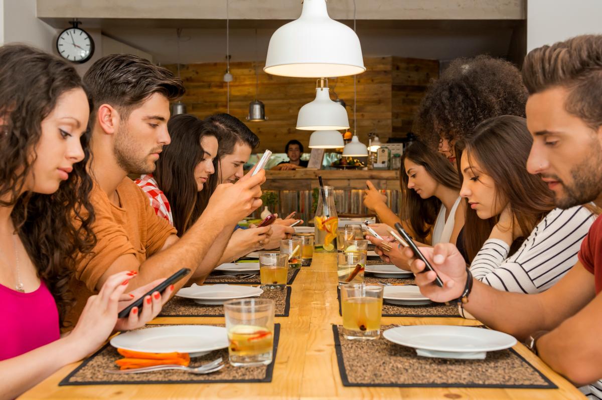 Restaurants ban phones at tables for screen-free | Lifestyle News
