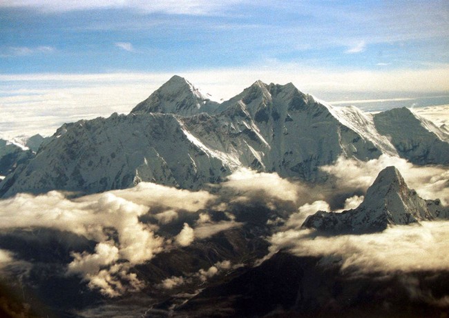 Mount Everest Guides Accused of Poisoning Climbers