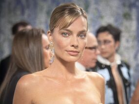 Margot Robbie's Met Gala look took 761 hours | fashion News