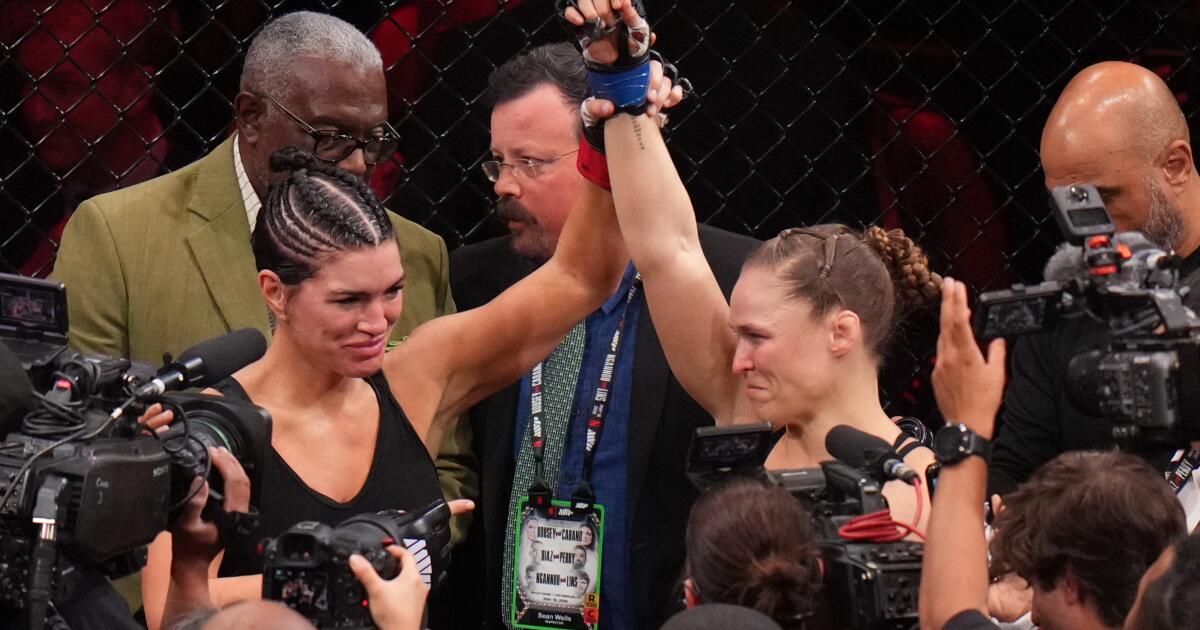 Ronda Rousey defeats Gina Carano in 17 seconds,
