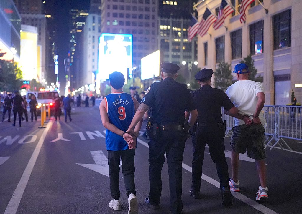 Savages & Sore Losers: 21 Knicks Fans Arrested | Gossip Wire
