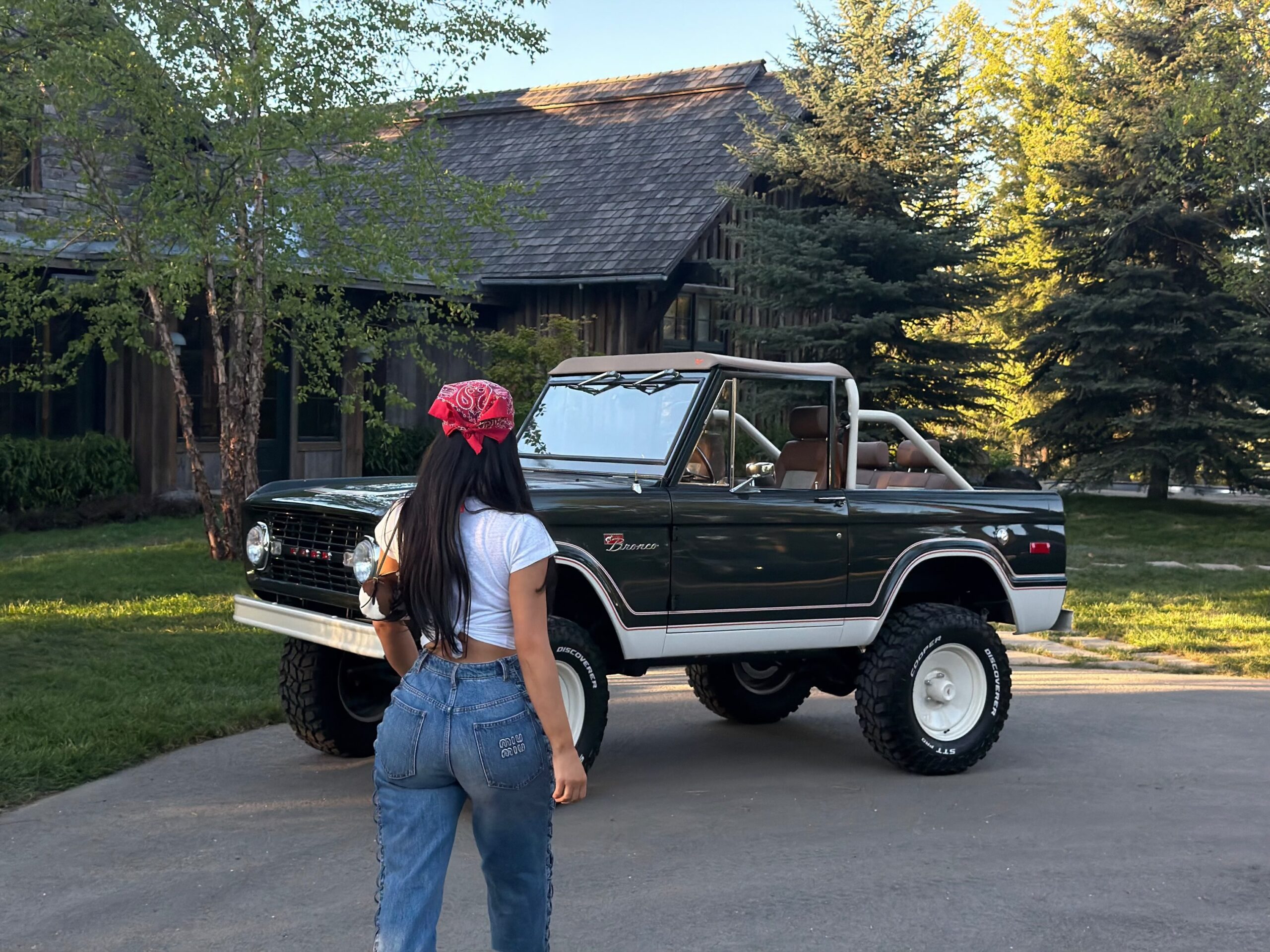 Kim Kardashian’s Visit to Velocity Restorations | Gossip Wire News