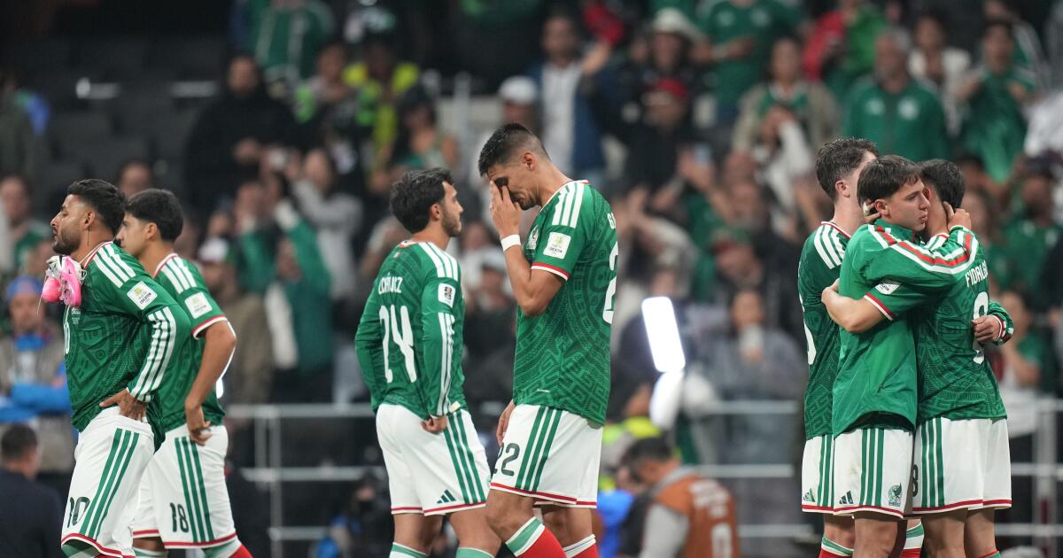 Mexico wins back fans, still faces familiar World