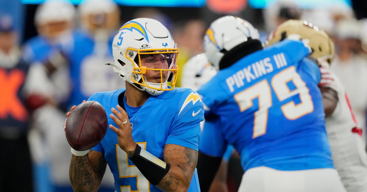 Chargers stick with Trey Lance as backup